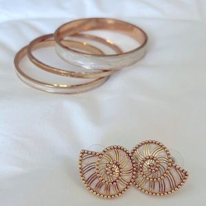 Set of earrings and bangles
